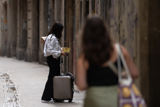 Archivo - Dos turistas con maletas en el centro de Barcelona.