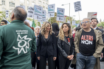 La vicepresidenta segunda, Yolanda Díaz, asiste a la concentración contra la multinacional Altri, convocada por la plataforma Ulloa Viva, Ecologistas en Acción y Greenpeace, frente al Congreso de l