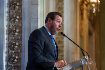 El ministro de Transportes y Movilidad Sostenible, Óscar Puente, interviene durante el acto del 30 aniversario de la Tribuna de la automoción en el Real Casino de Madrid, a 6 de mayo de 2025, en Mad