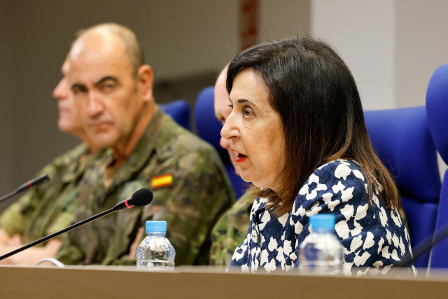 La ministra de Defensa, Margarita Robles, durante una videoconferencia con militares desplegados fuera de la península.