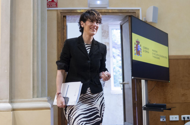 La ministra de Inclusión, Seguridad Social y Migraciones, Elma Saiz (d), llega a un acto institucional por el Día de Europa organizado por el Ministerio de Inclusión, Seguridad Social y Migraciones