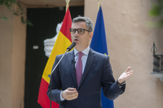 El ministro de la Presidencia, Justicia y Relaciones con las Cortes, Félix Bolaños, atiende a los medios de comunicación, en la sede del Ministerio (Palacio de Parcent), a 9 de mayo de 2025, en Madrid (España).