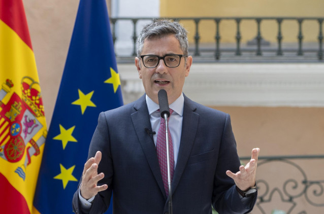 El ministro de la Presidencia, Justicia y Relaciones con las Cortes, Félix Bolaños, atiende a los medios de comunicación, en la sede del Ministerio (Palacio de Parcent), a 9 de mayo de 2025, en Madrid (España).