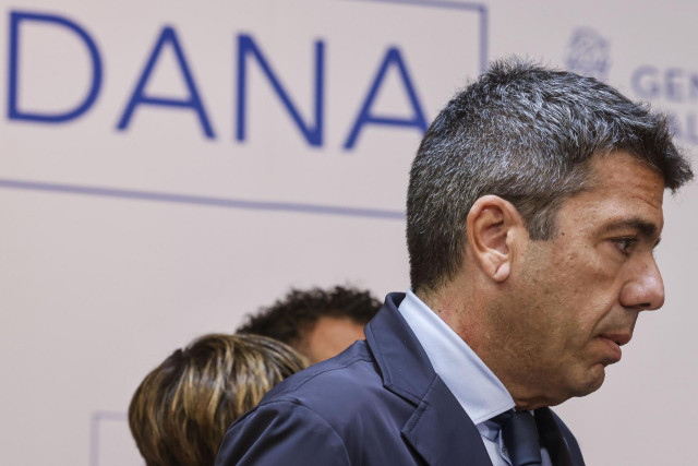 El president de la Generalitat, Carlos Mazón, presenta las nuevas ayudas del 'Pla Recuperem València' para personas y entidades afectadas por las riadas, en el Palau de la Generalitat, a 5 de mayo de 2025, en Valencia