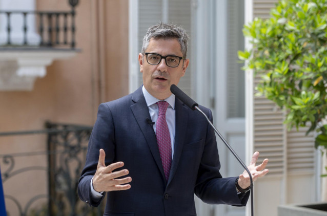 El ministro de la Presidencia, Justicia y Relaciones con las Cortes, Félix Bolaños,  atiende a los medios de comunicación, en la sede del Ministerio (Palacio de Parcent), a 9 de mayo de 2025, en Madrid (España).