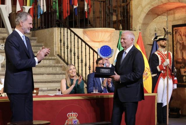 Su Majestad El Rey Felipe VI en la entrega a Josep Borrell del XVIII Premio Europeo Carlos V