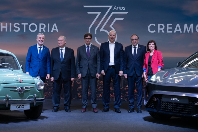 (I-D) El alcalde Jaume Collboni, el ministro Jordi Hereu; el presidente Salvador Illa; el ceo interino de Seat, Markus Haupt; el presidente del Parlament, Josep Rull, y la vicepresidenta de Seat, Laura Carnicero.
