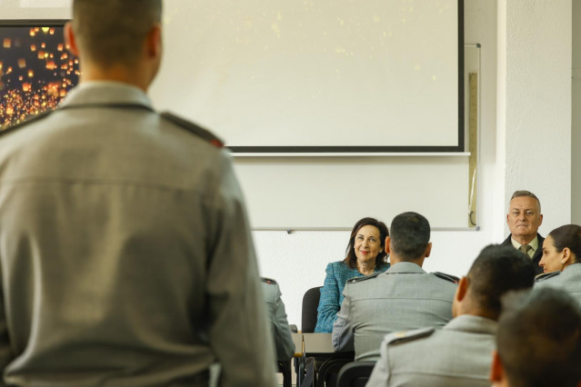 La ministra de Defensa, Margarita Robles, se reúne con alumnos de la Academia General Militar de Zaragoza.