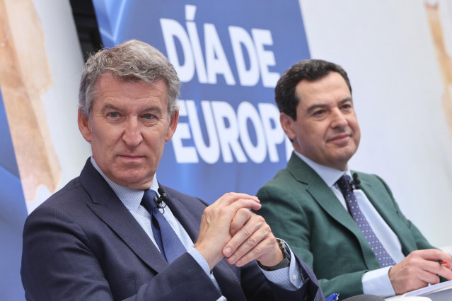 El presidente de la Junta de Andalucía, Juanma Moreno, y el presidente del PP, Alberto Núñez Feijóo, participan en un coloquio con motivo del Día de Europa