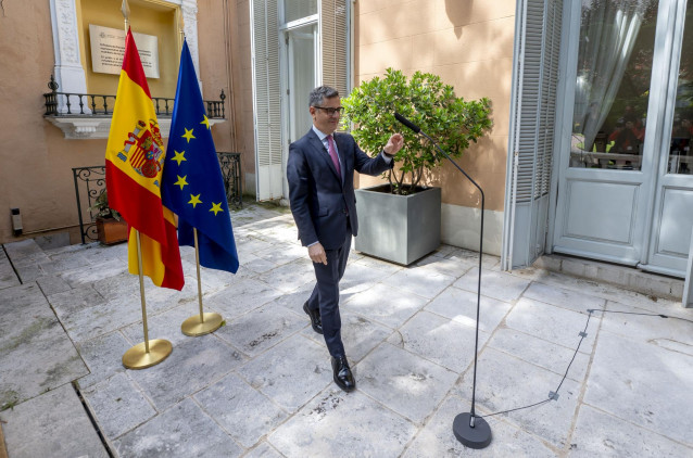 El ministro de la Presidencia, Justicia y Relaciones con las Cortes, Félix Bolaños, atiende a los medios de comunicación, en la sede del Ministerio (Palacio de Parcent), a 9 de mayo de 2025, en Madrid (España).