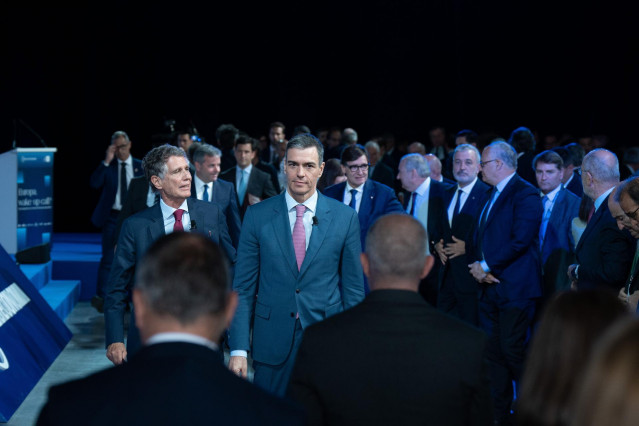 El presidente del gobierno, Pedro Sánchez (C), y el presidente del Cercle d'Economia, Jaume Guardiola (I), durante la 40 Reunió Cercle d'Economia.