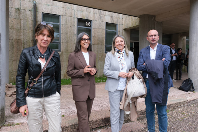 (I-D) Marta Álvarez, Mercedes Rosón, Mila Castro y Gonzalo Muíños, concejales del PSOE expulsados del Ayuntamiento de Santiago llegan a la vista con la dirección del PSOE, a 9 de mayo de 2025, en Santiago de Compostela, A Coruña, Galicia (España). El exal