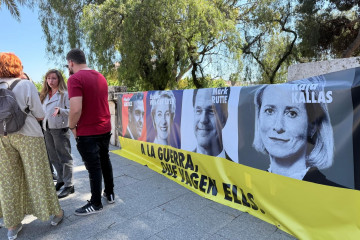 Podemos desarrolla una acción en València, frente a las Torres de Serranos, con motivo del Día de Europa