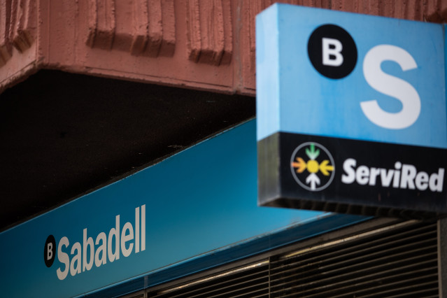 Archivo - Una de las oficinas de Sabadell, a 6 de junio de 2024, en Madrid (España). El Consejo de Gobierno del Banco Central Europeo (BCE) ha decidido hoy  bajar los tipos de interés en 25 puntos básicos, de forma que la tasa de referencia para sus opera