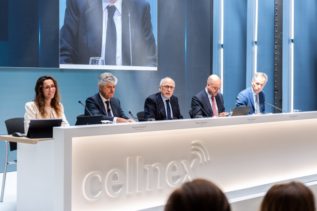 El CEO de Cellnex, Marco Patuano (2i) y el presidente no ejecutivo de Cellnex, Óscar Fanjul (3i), durante la Junta General de Accionistas de Cellnex, a 9 de mayo de 2025, en Madrid (España).