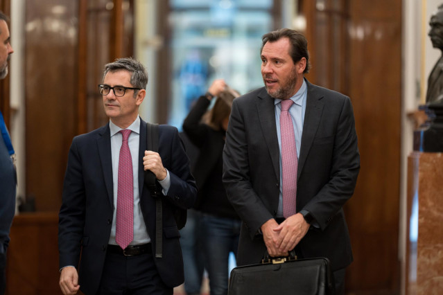 Archivo - El ministro de Presidencia, Justicia y Relaciones con las Cortes, Félix Bolaños (i) y el ministro de Transportes y Movilidad Sostenible, Óscar Puente (d), en el Congreso de los Diputados.