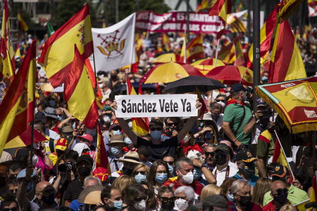 Archivo - Un hombre con un cartel en el que se lee: `Sánchez vete ya´, en  concentración en la Plaza de Colón, a 13 de junio de 2021, en Madrid (España).