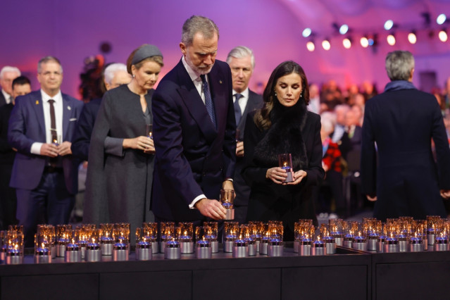 Archivo - Los Reyes rinden tributo a las víctimas del Holocausto junto a supervivientes y una veintena de mandatarios en Auschwitz