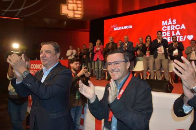 El ministro de Agriculltura, Luis Planas, y el secretario general del PSOE de extremadura, Miguel Ángel GAllardo, participa en el Congreso Provincial del  PSOE de Badajoz