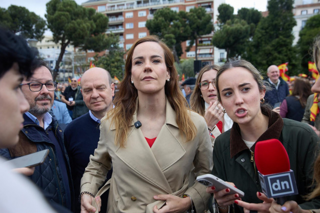 La portavoz de Vox en la Asamblea de Madrid, Isabel Pérez, durante una manifestación, en la Plaza de Colón, a 10 de mayo de 2025, en Madrid (España).