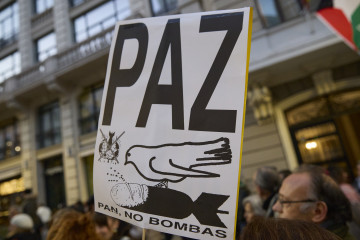Archivo - Una persona muestra un cartel durante la manifestación ‘Paremos el genocidio en Palestina’, a 18 de enero de 2025, en Madrid (España). RESCOP (Red Solidaria contra la Ocupación de Pal