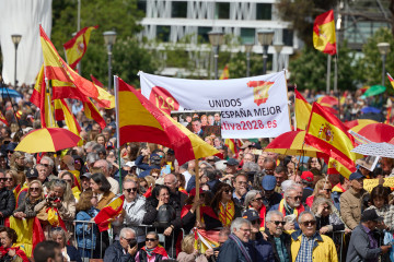 Decenas de personas durante una manifestación para pedir elecciones generales, en la Plaza de Colón, a 10 de mayo de 2025, en Madrid (España).