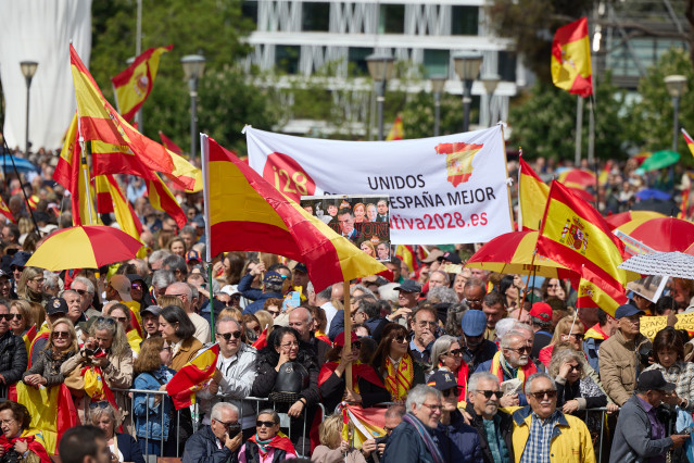 Decenas de personas durante una manifestación para pedir elecciones generales, en la Plaza de Colón, a 10 de mayo de 2025, en Madrid (España).