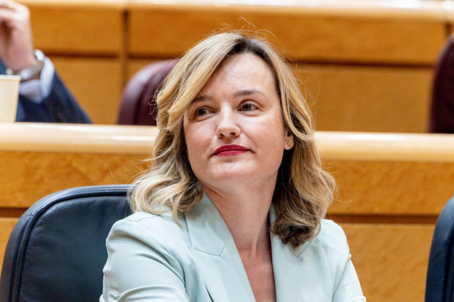 La ministra de Educación, Formación Profesional y Deportes, Pilar Alegría, durante una sesión de control al Gobierno, en el Senado, a 22 de abril de 2025, en Madrid (España). El Gobierno responde hoy en la sesión de control a las preguntas de los grupos d