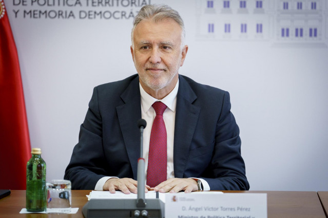 Archivo - El ministro de Política Territorial y Memoria Democrática, Ángel Víctor Torres, durante a la reunión de la comisión mixta de la Junta de Transferencias para avanzar en el traspaso de la competencia de tráfico a Navarra, en la sede del Ministerio