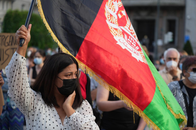 Archivo - Una mujer sostiene la bandera afgana en una concentración, a 20 de agosto de 2021, en Bilbao, País Vasco (España).
