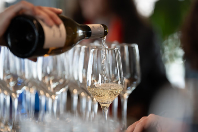 Archivo - Un camarero sirve una copa de vino blanco, 21 de febrero de 2024, en Barcelona, Cataluña (España).
