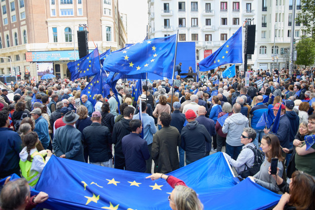Decenas de personas durante la concentración en defensa de Europa y la democracia, en la Plaza de Callao, a 11 de mayo de 2025, en Madrid (España).