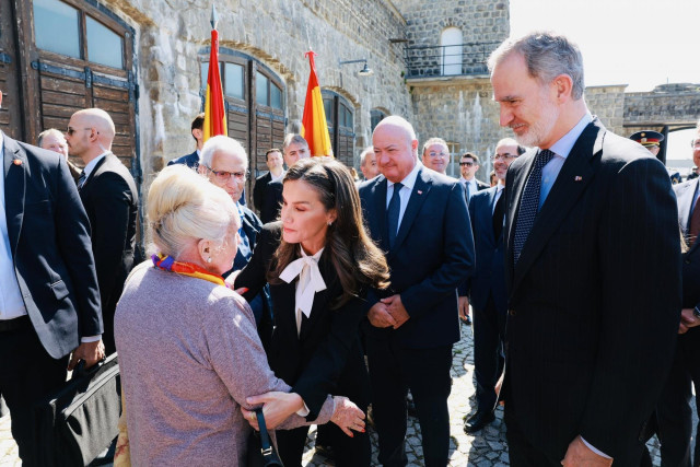 Los Reyes, junto a responsables españoles de la Amical de Mauthausen y familiares de víctimas del campo de concentración.