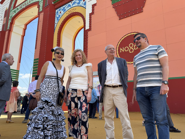 Hornillo ante la portada de la feria de Sevilla.