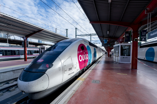 Archivo - Un tren en el andén durante la inauguración de la línea de Ouigo entre Madrid, Albacete y Alicante, en la Estación de Madrid-Chamartín-Clara Campoamor, a 27 de abril de 2023, en Madrid (España).