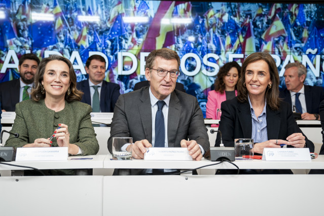 Archivo - (I-D) La secretaria general del Partido Popular, Cuca Gamarra; el líder del PP, Alberto Núñez Feijóo, y la vicesecretaria de Organización Territorial del PP, Carmen Fúnez, durante la Junta Directiva Nacional del Partido Popular, en la sede de Gé