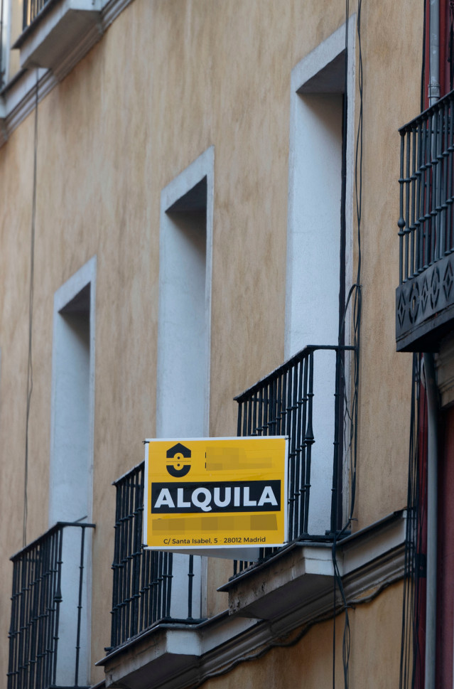 Archivo - Cartel de alquiler en un edificio de la capital, a 27 de octubre de 2021, en Madrid, (España).