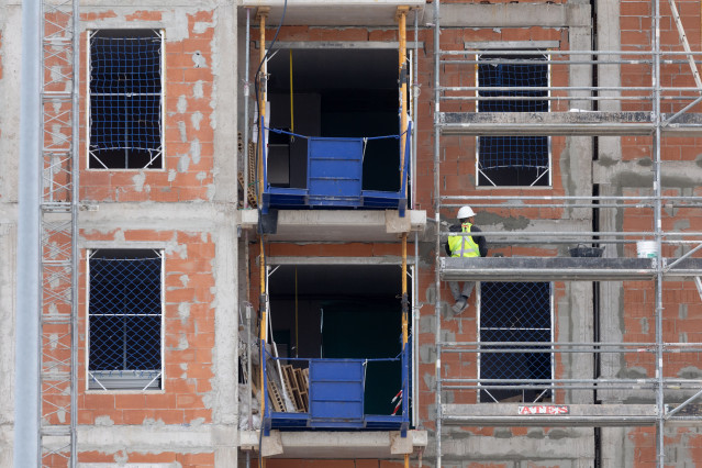 Archivo - Un obrero trabaja en las obras de un bloque de viviendas.