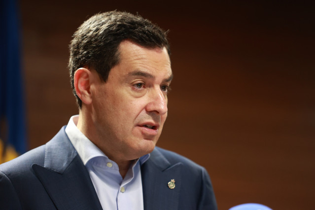 El presidente de la Junta de Andalucía, Juanma Moreno, atiende a los medios tras la reunión del Comité Asesor del Plan de Emergencia de Andalucía por el apagón generalizado. A 28 de abril de 2025, en Sevilla (Foto de archivo).