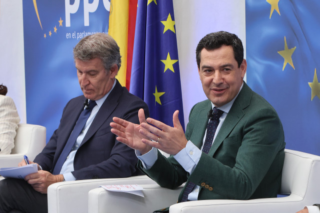 El presidente del PP-A, Juanma Moreno (d), y el presidente del PP, Alberto Núñez Feijóo (i), el viernes 9 de mayo de 2025, en Córdoba