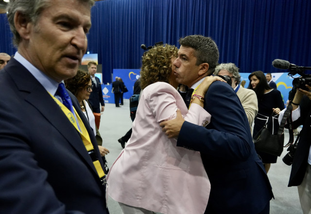 El presidente del PP, Alberto Núñez Feijóo (I), y presidente de la Generalitat valenciana, Carlos Mazón (D), en la clausura del congreso del Partido Popular Europeo (PPE)