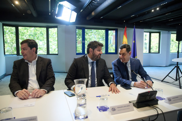 El presidente de Castilla y León, Alfonso Fernández Mañueco, el presidente de la Región de Murcia, Fernando López Miras, y el presidente de Andalucía, Juanma Moreno, en la reunión del Comité Ejecutivo Nacional del PP, a 12 de mayo de 2025, en Madrid