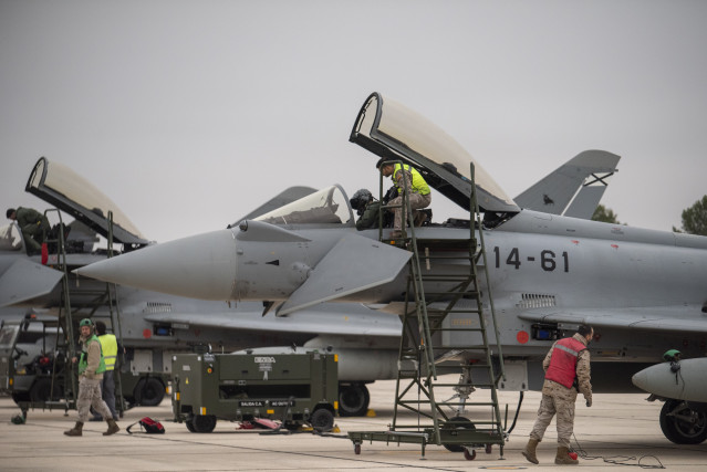Archivo - Soldados del ejército español durante el  acto de despedida de los seis Eurofighter del Ala 14 rumbo a Rumanía. En la Base Aérea de Albacete, a 28 de noviembre de 2024, en Albacete, Castilla-La Mancha (España).