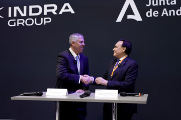 José Carlos Gómez Villamandos, consejero andaluz, y José Vicente de los Mozos, consejero delegado de Indra Group, han firmado el protocolo de colaboración.