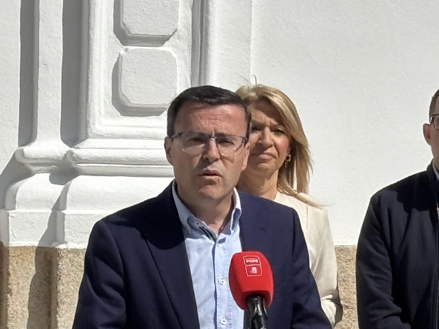 El secretario general del PSOE de Extremadura, Miguel Ángel Gallardo, ofrece una rueda de prensa
