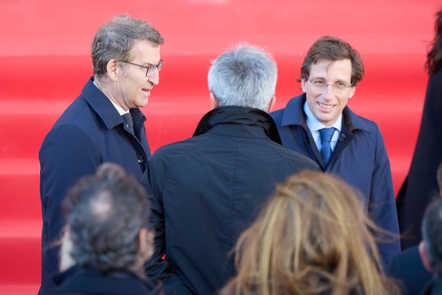 Archivo - El líder del PP, Alberto Núñez Feijóo (i) y el alcalde de Madrid, José Luis Martínez-Almeida (d), durante el acto en Memoria de las víctimas de los atentados del 11-M