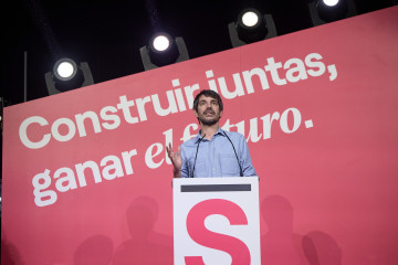 Archivo - El ministro de Cultura, Ernest Urtasun, durante la clausura de la Asamblea Estatal de Sumar, en el Teatro Alcázar, a 30 de marzo de 2025, en Madrid (España).