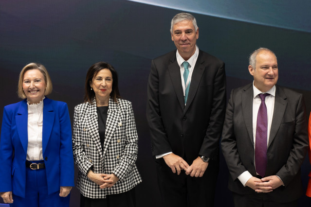 La ministra de Defensa, Margarita Robles, y el ministro de Industria y Turismo, Jordi Hereu, en el estand de Indra durante el acto de apertura de la Feria Internacional de Defensa y Seguridad de España (FEINDEF), en, a 12 de mayo de 2025