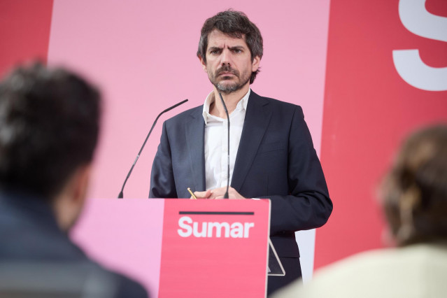 Archivo - El portavoz de Sumar, Ernest Urtasun, durante una rueda de prensa en el Espacio Rastro, a 17 de febrero de 2025, en Madrid (España).