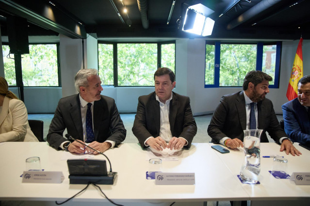 El presidente de la junta de Castilla y León, Alfonso Fernández Mañueco, el presidente de la Región de Murcia, Fernando López Miras, y el presidente de la Junta de Andalucía, Juanma Moreno, durante la reunión del Comité Ejecutivo Nacional, en la sede del